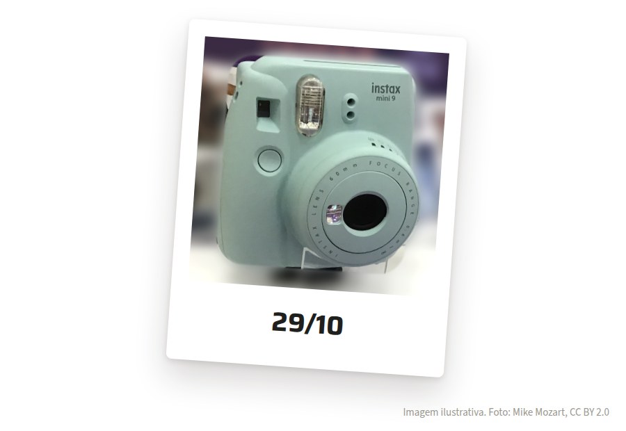 Câmera Instax verde-menta numa moldura de foto instantânea